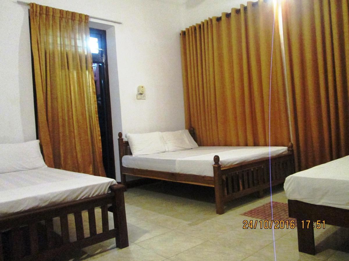 Hotel Blue Whale Jaffna Esterno foto
