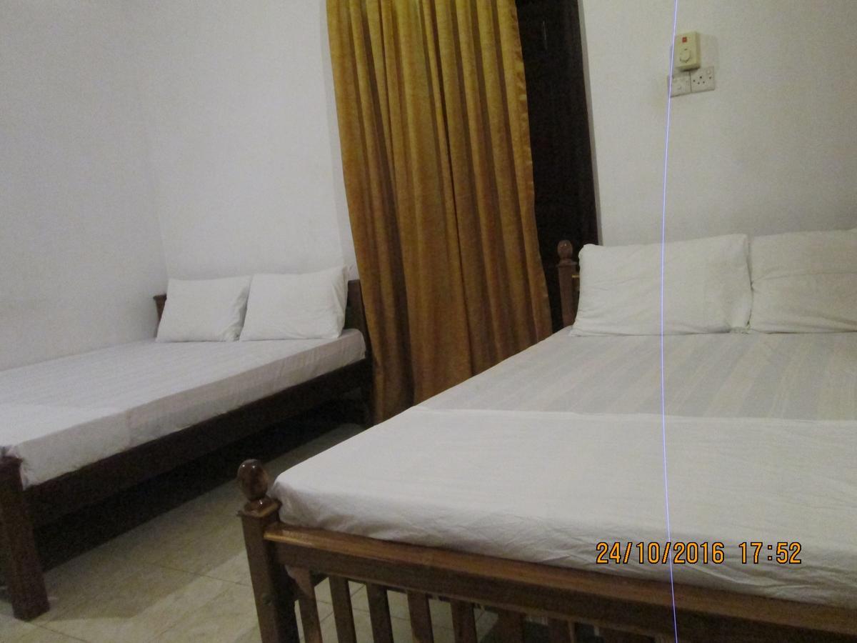 Hotel Blue Whale Jaffna Esterno foto