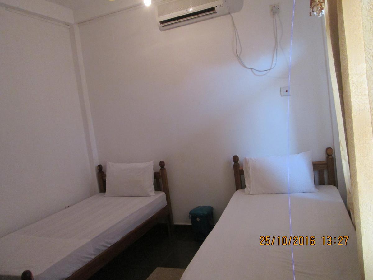 Hotel Blue Whale Jaffna Esterno foto