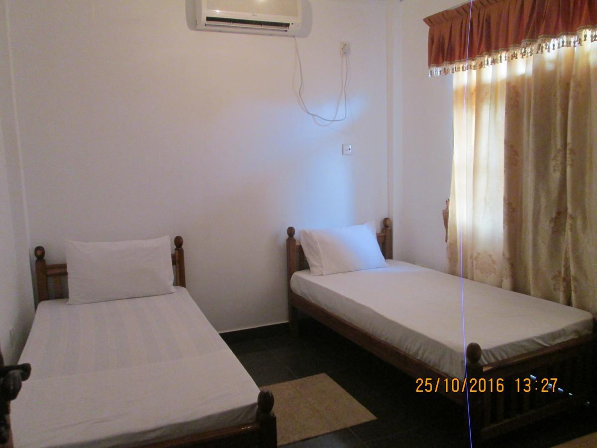 Hotel Blue Whale Jaffna Esterno foto