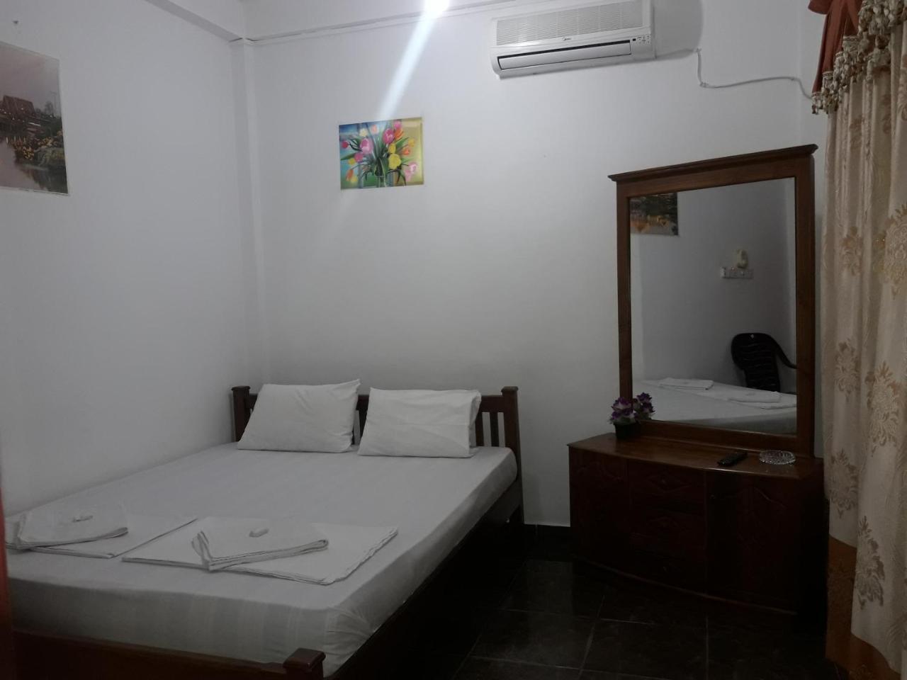 Hotel Blue Whale Jaffna Esterno foto
