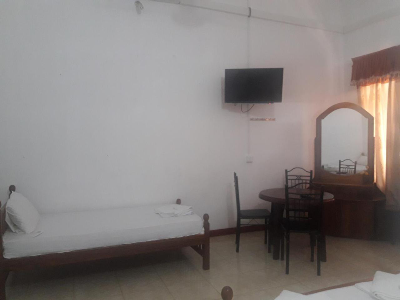 Hotel Blue Whale Jaffna Esterno foto