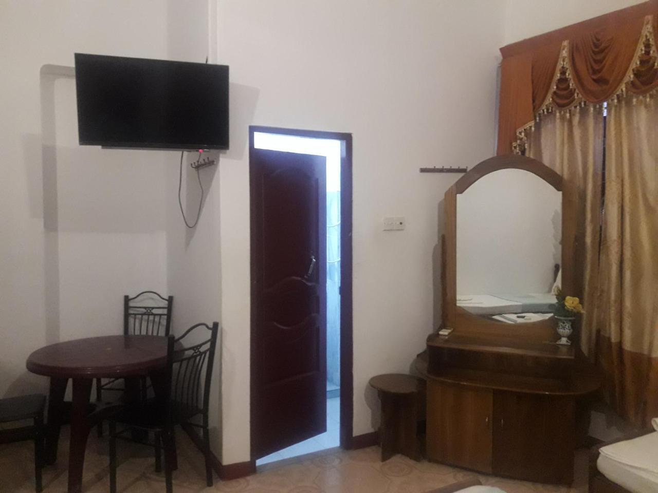 Hotel Blue Whale Jaffna Esterno foto