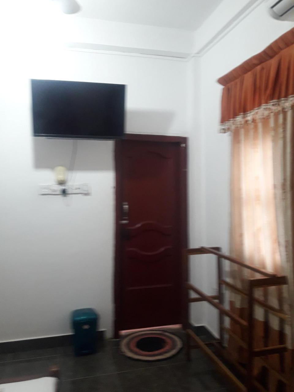 Hotel Blue Whale Jaffna Esterno foto