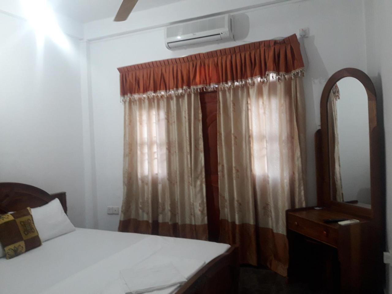 Hotel Blue Whale Jaffna Esterno foto