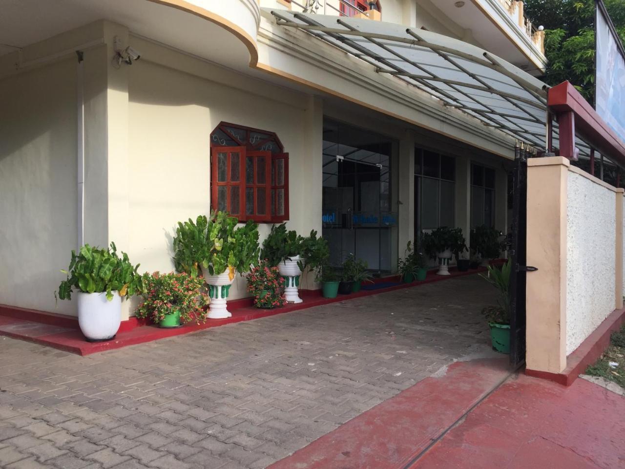 Hotel Blue Whale Jaffna Esterno foto